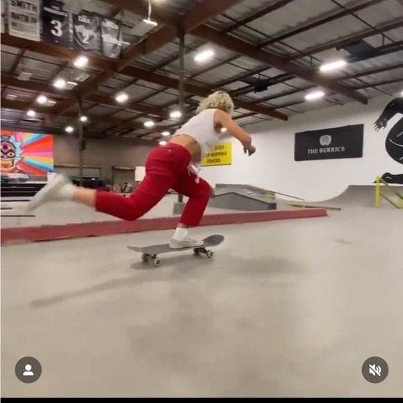 Sick mamaskate pants. 🍒💣 - Picture 5 of 6